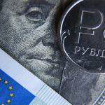 Рубль в начале торгов на Мосбирже слабеет к доллару и укрепляется к евро