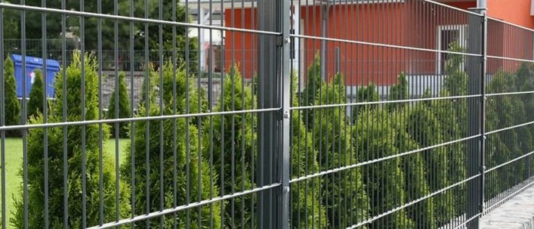 Современные тренды: сетка сварная металлическая для заборов в городском ландшафте